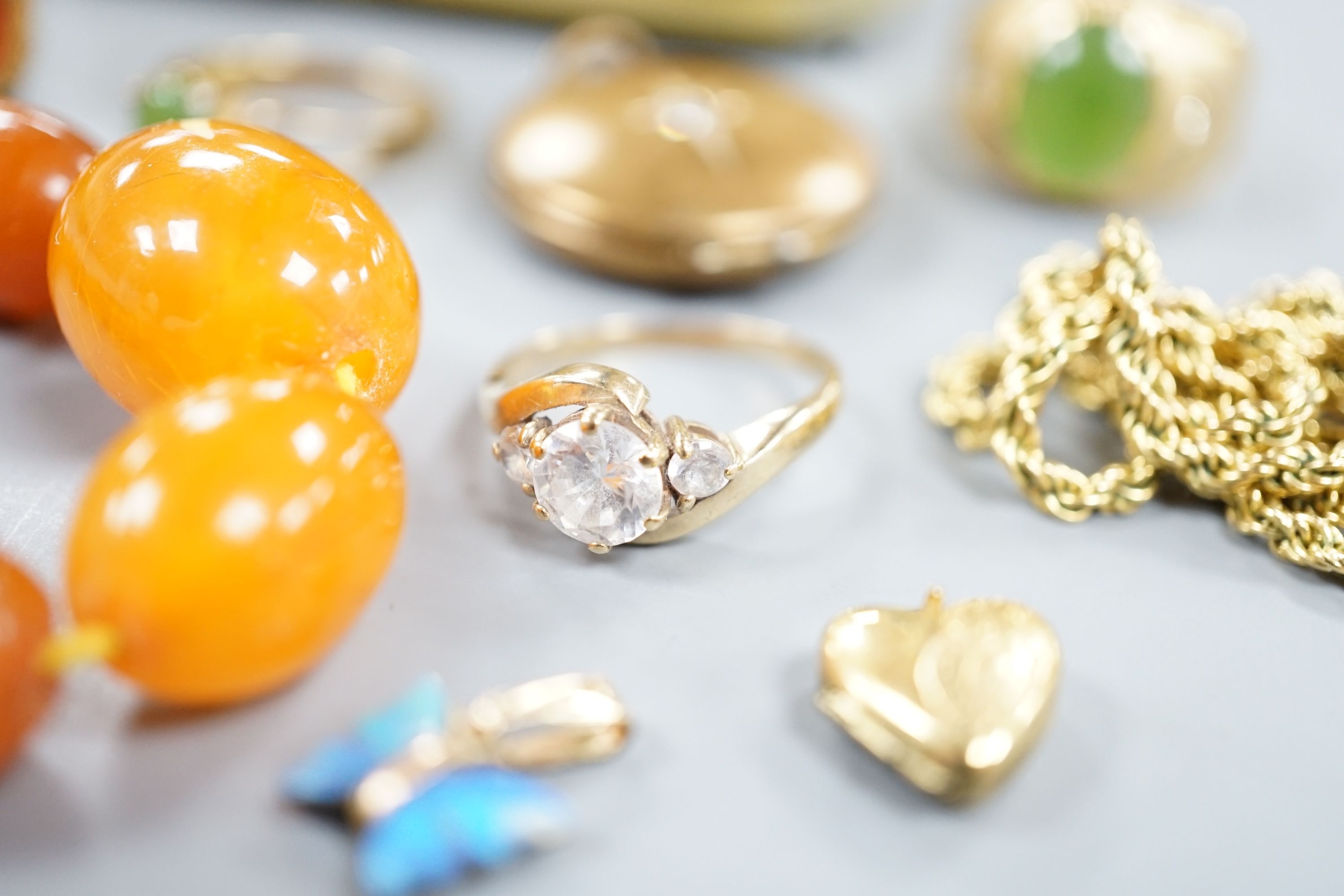 Mixed jewellery including an amber necklace, gross 34 grams, loose gemstones, a 9ct and simulated diamond ring and other minor jewellery.
